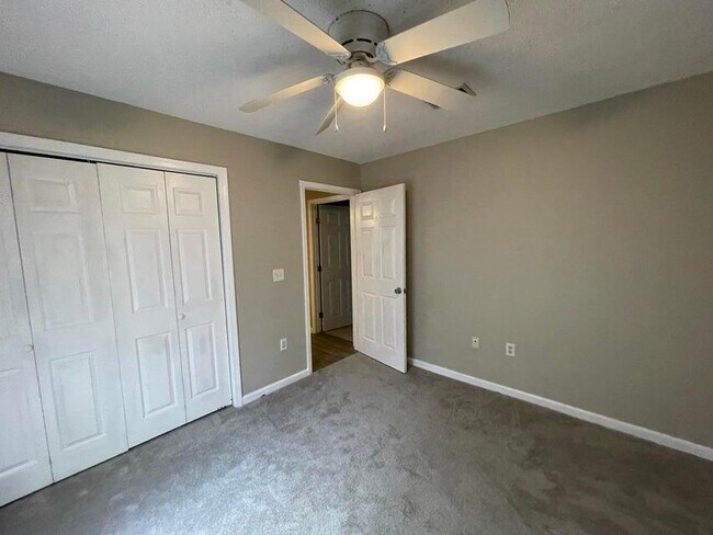 Building Photo - 487 Woodlawn Rd