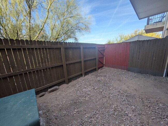 Building Photo - Renovated Townhouse with desert views.