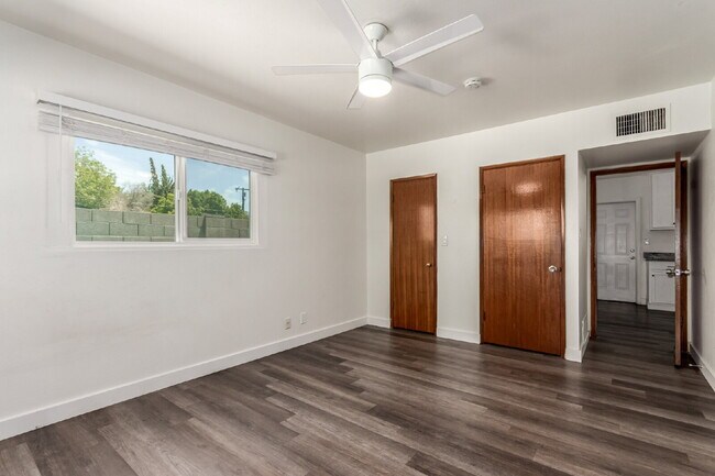 Building Photo - Beautifully updated 4 bed 2 bath Single Fa...