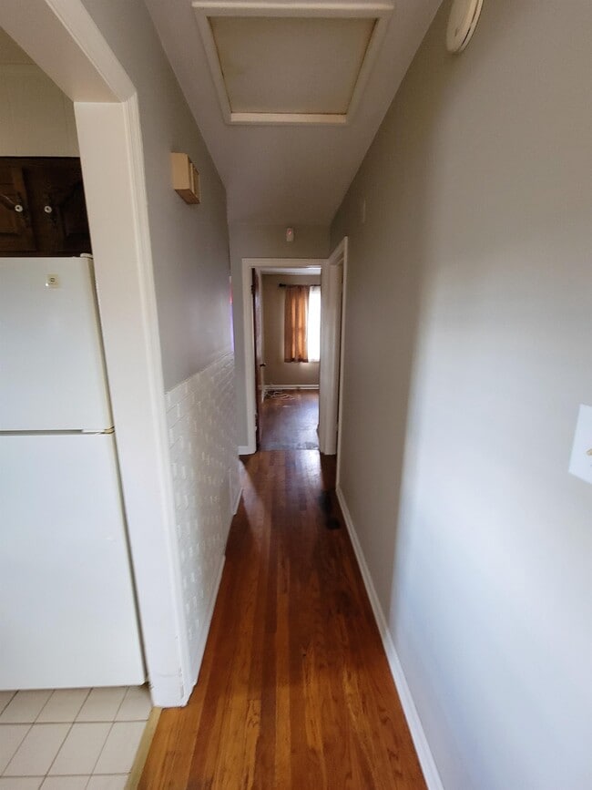 Building Photo - 8922 Schneider Ave