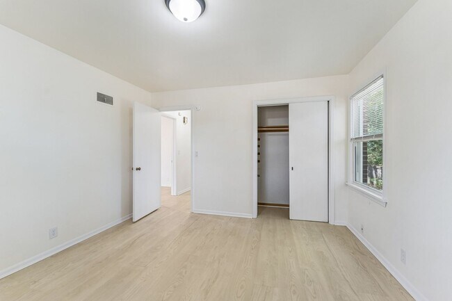 Building Photo - 1210 N 60th St