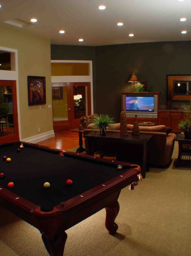 Building Photo - Condo with View of Pool & Mt. Rainier