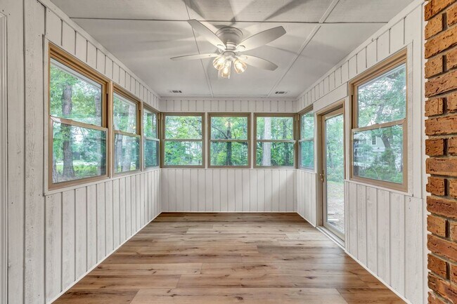 Building Photo - Beautifully Renovated 3 bed/2.5 bath in Ri...