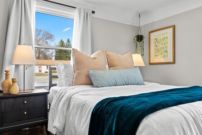 Building Photo - 8254 Mary Ann Ave