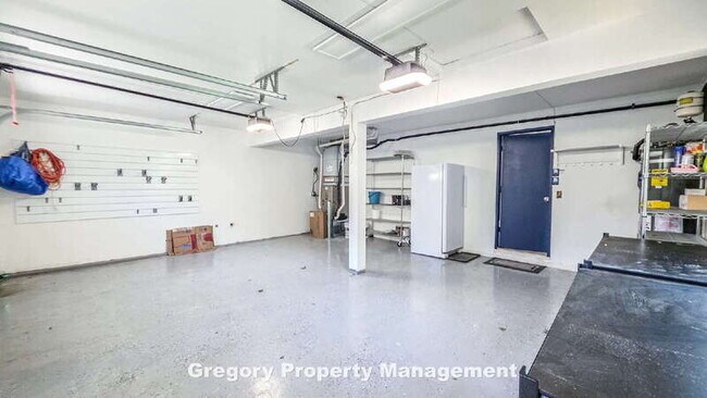 Building Photo - 11204 NE 58th Pl