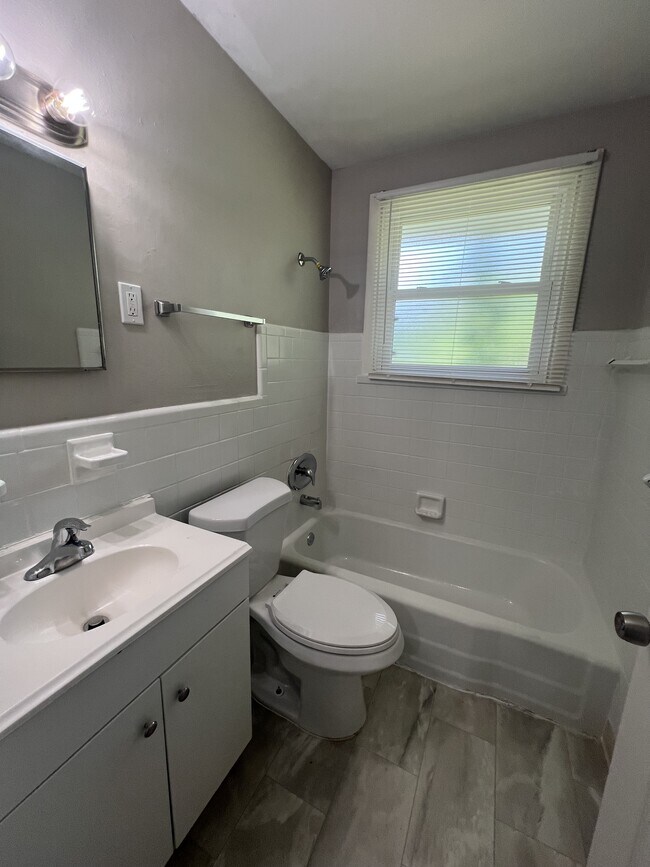Building Photo - 117 Bayview Dr