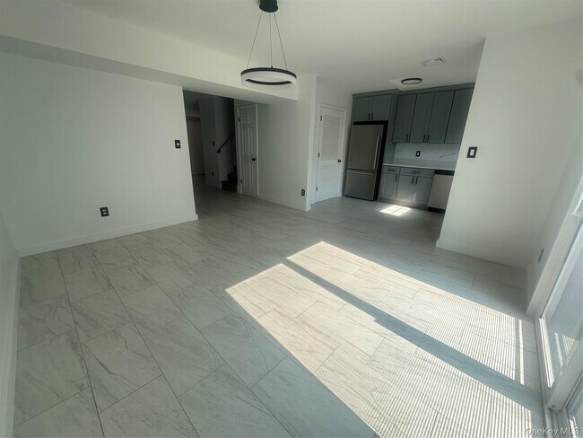 Building Photo - 256 Quassaick Ave