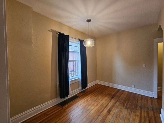 Building Photo - 719 W 1st Ave