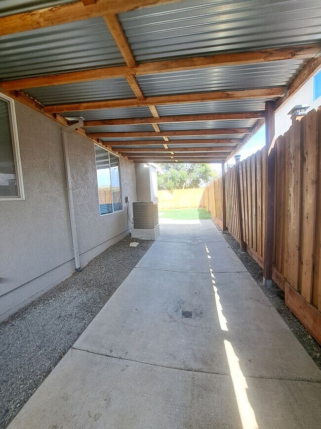 Building Photo - 472 Somerville Cir