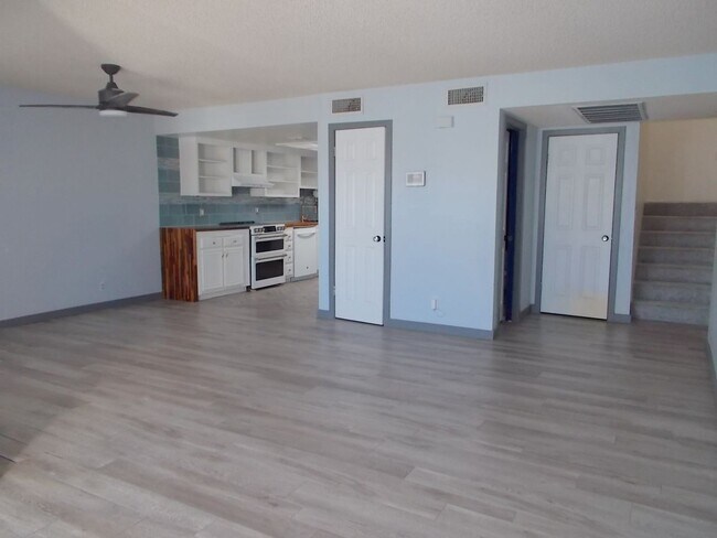Building Photo - 687 Marina Dr