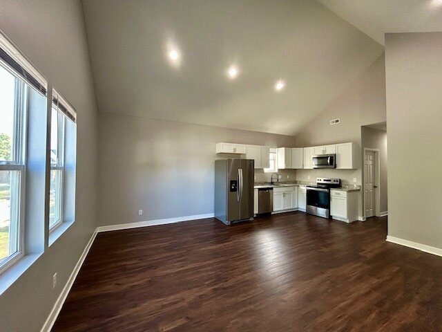 Building Photo - **SPECIAL** $250 OFF 2ND MONTH'S RENT** 3 Bedroom 2 Bath Duplex in the Heart of Indianapolis