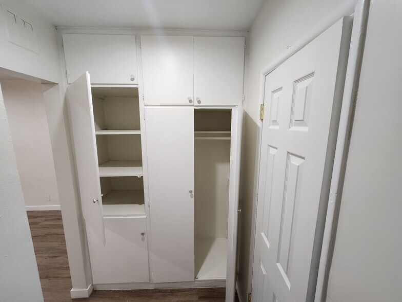 Building Photo - 1414 S Orange Grove Ave