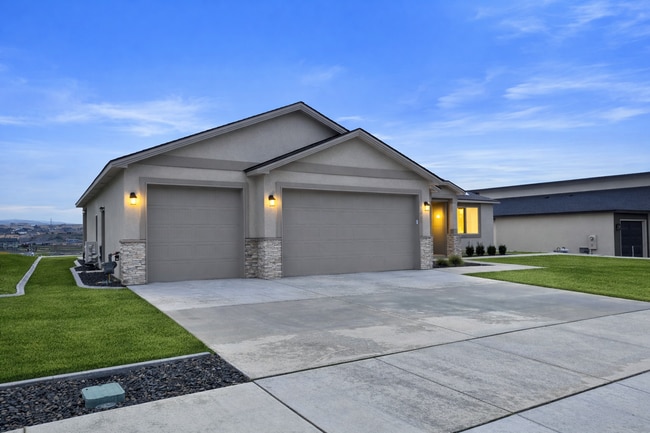 Building Photo - Executive home~move in ready!