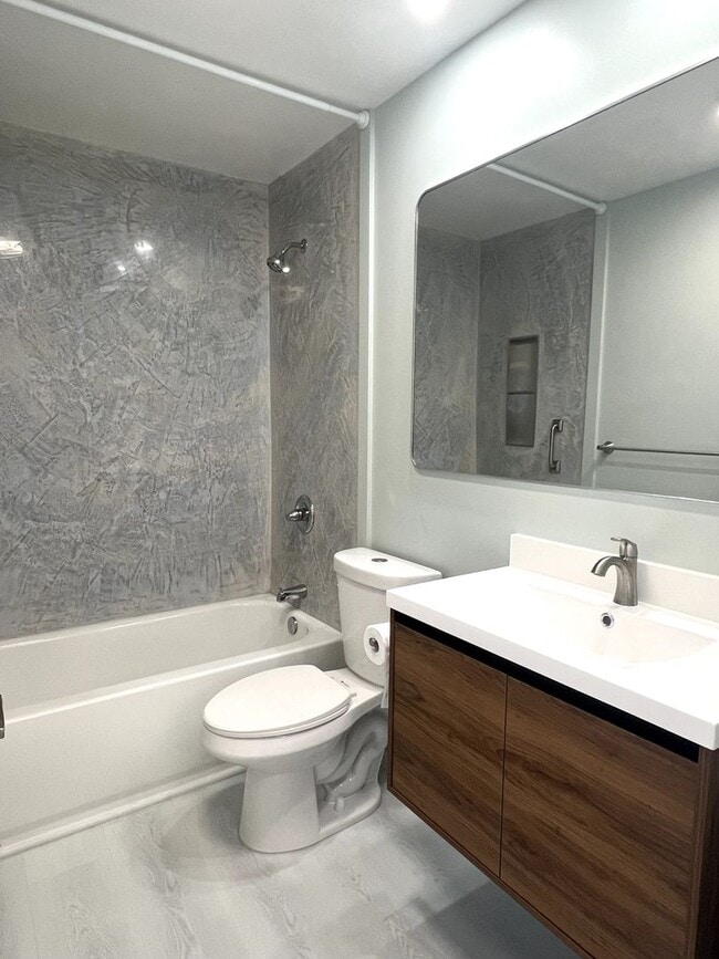 Building Photo - Koko Isle Circle - 4 bedroom, 3 bath townh...