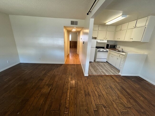 Building Photo - One Bed One Bath Easy Living Condo
