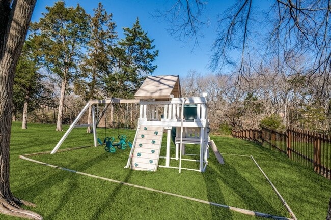 Building Photo - 529 Chippendale Dr