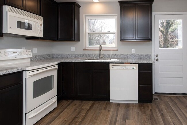 Building Photo - COVEDALE - 3+ bedroom brick cape cod  with one garage built in garage