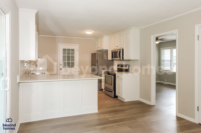 Building Photo - Beautifully Modernized 3 bedroom / 2 full ...