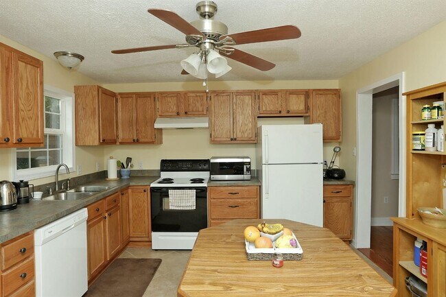 Building Photo - STUDENTS - Now Pre-Leasing for 26-27
