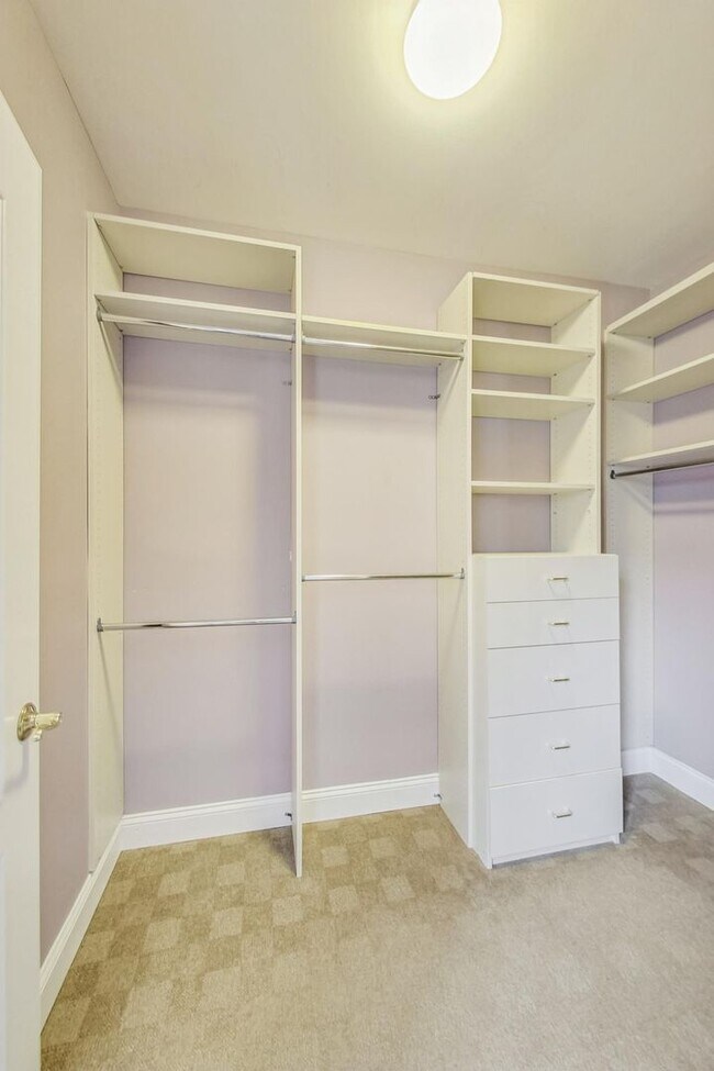 Building Photo - Beautiful two bedroom, two bathroom unit l...