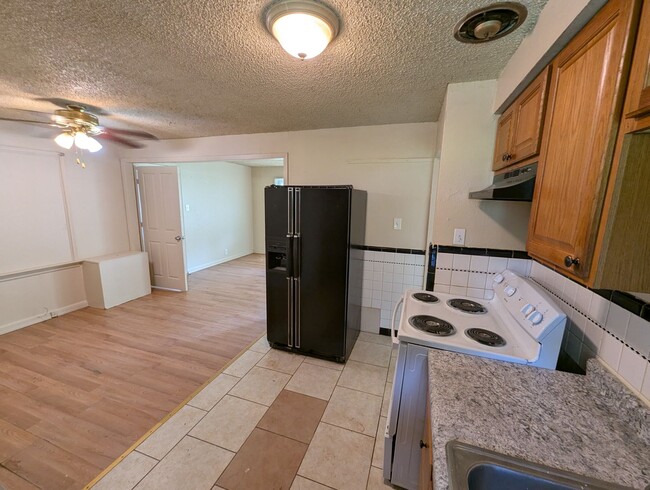 Building Photo - Cute & Cozy on Coburg Lands