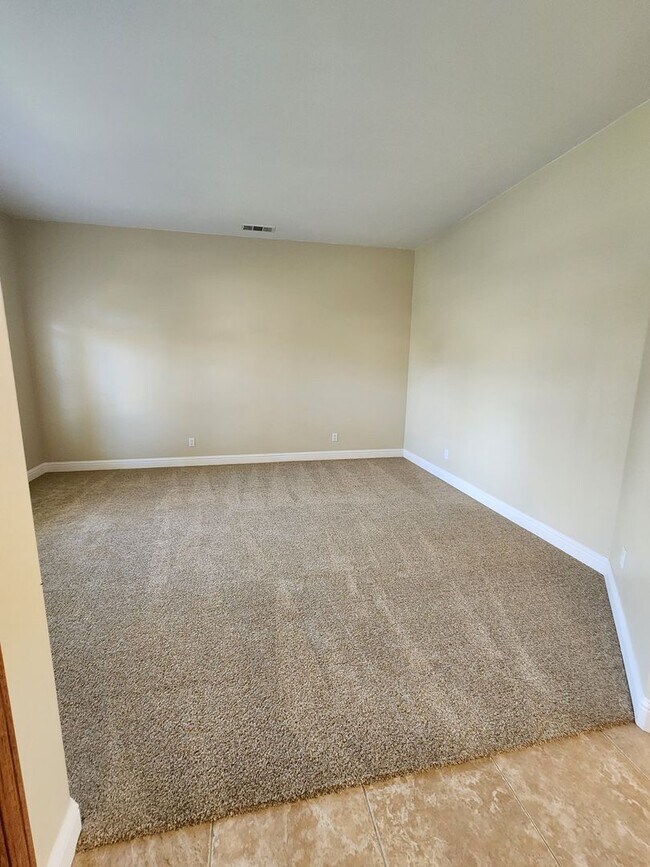 Building Photo - Gorgeous and Spacious 4 Bedroom Home