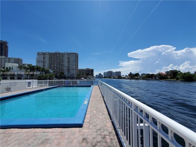 Building Photo - 1913 S Ocean Dr