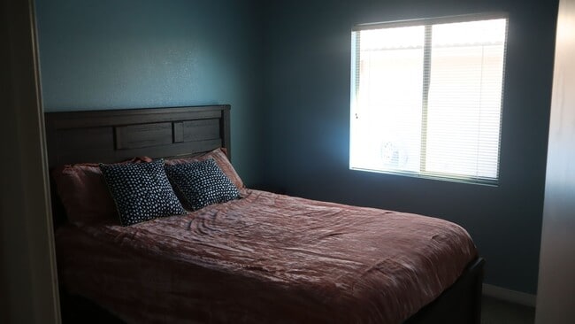 Building Photo - Furnished 3 Bedroom home