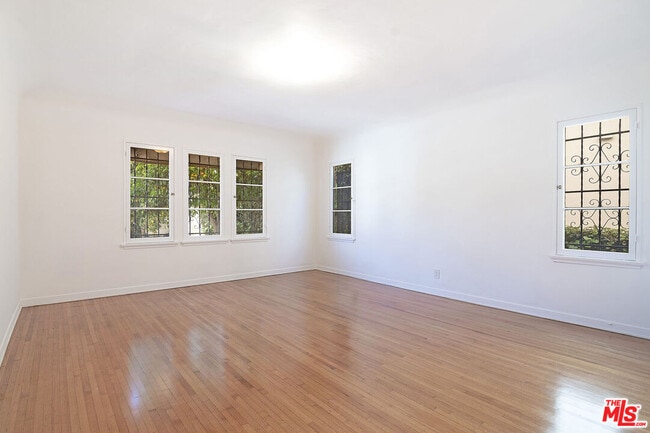 Building Photo - 1040 S Alfred St