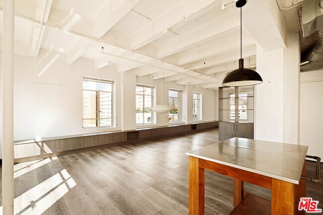 Building Photo - 6253 Hollywood Blvd