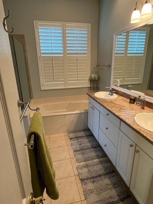 Building Photo - 12561 Lake Run Dr