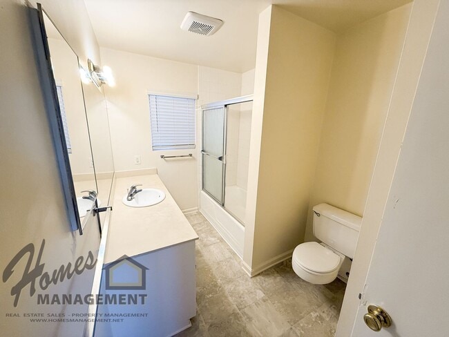 Building Photo - Homes Management - 2 Bed, 1.5 Bath Duplex ...