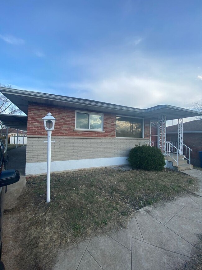 Building Photo - 2 Bed 2 Bath house with BONUS room in basement!