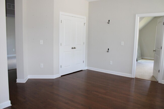 Building Photo - 241 Vinewood Pl