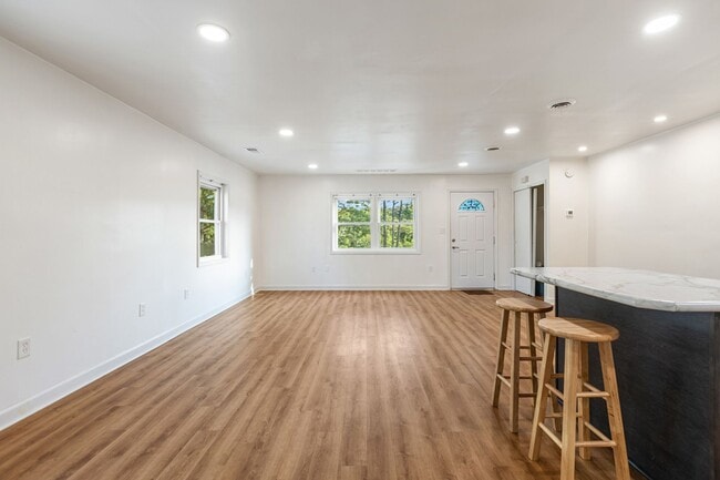 Building Photo - Charming and Private 1 Bedroom- Thursday 7...