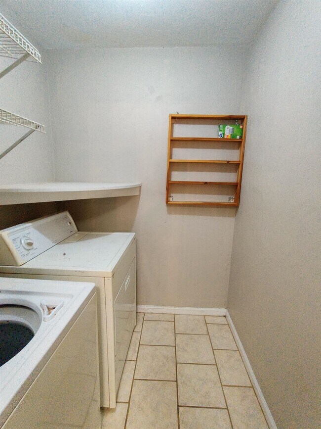 Building Photo - 905 Tomahawk Ct