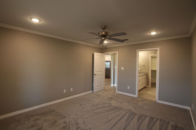 Building Photo - 2 Bedroom 2 Bath Townhome! Whitehouse ISD! 1/2 OFF FIRST FULL MONTH