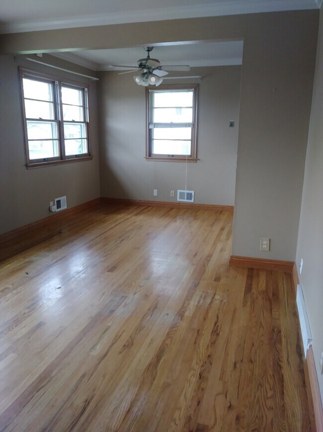 Building Photo - Beautiful 3 bed 1 bath house, over sized driveway, garage and fenced in back yard $1,795  [Move-i...