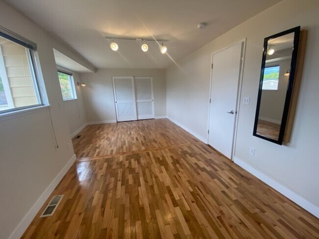 Building Photo - $3950 2520 SqFt, SFH/4BDR,2BA,office/Garag...