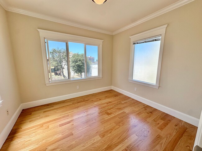Building Photo - Beautiful Single Family Home in the Sunset...