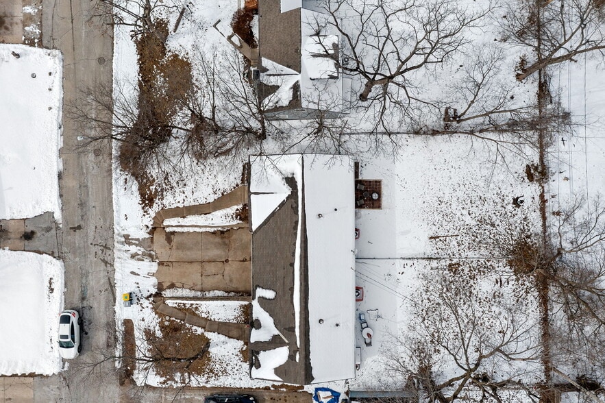 Building Photo - 906 E 84th St