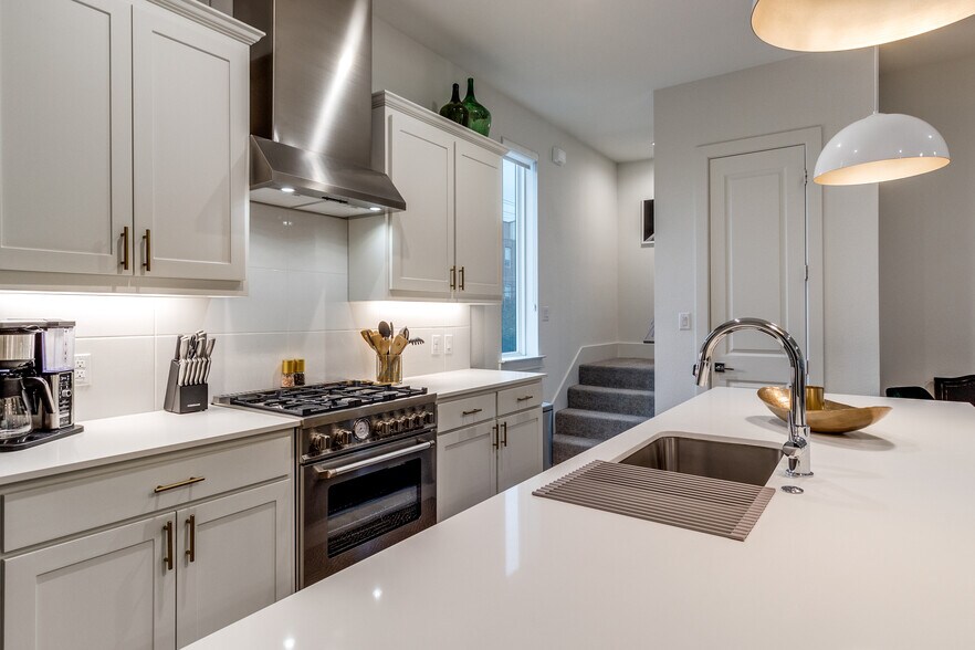 Building Photo - 5703 Lindell Ave