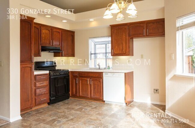 Building Photo - 330 Gonzalez St