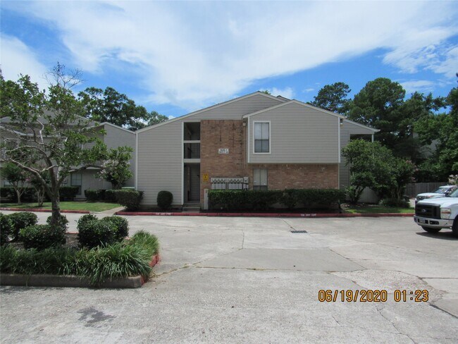 Building Photo - 17401 Red Oak Dr