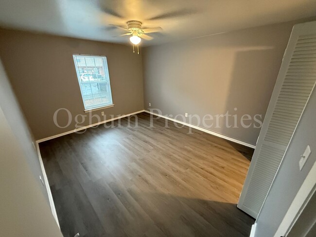 Building Photo - 3824-F Country Club Rd-2BR/1BA-APT!!!