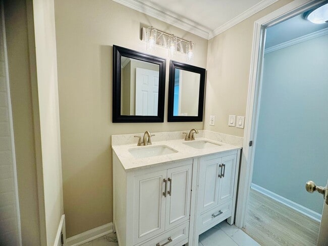 Building Photo - Lovely home and location!