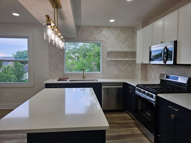 Building Photo - Amazing 3 bedroom 2.5 bath House for Rent ...