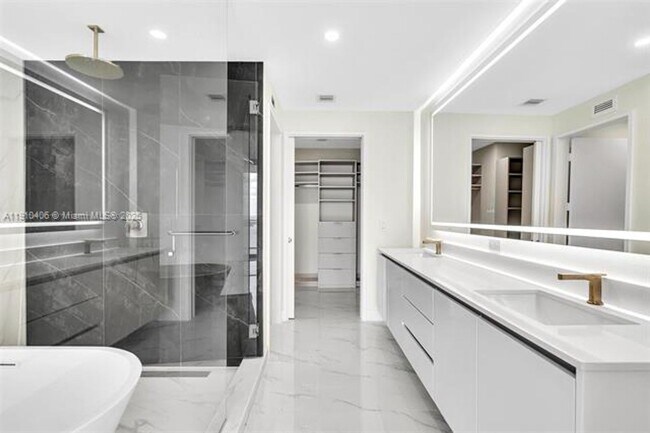 Building Photo - 700 NE 24th St