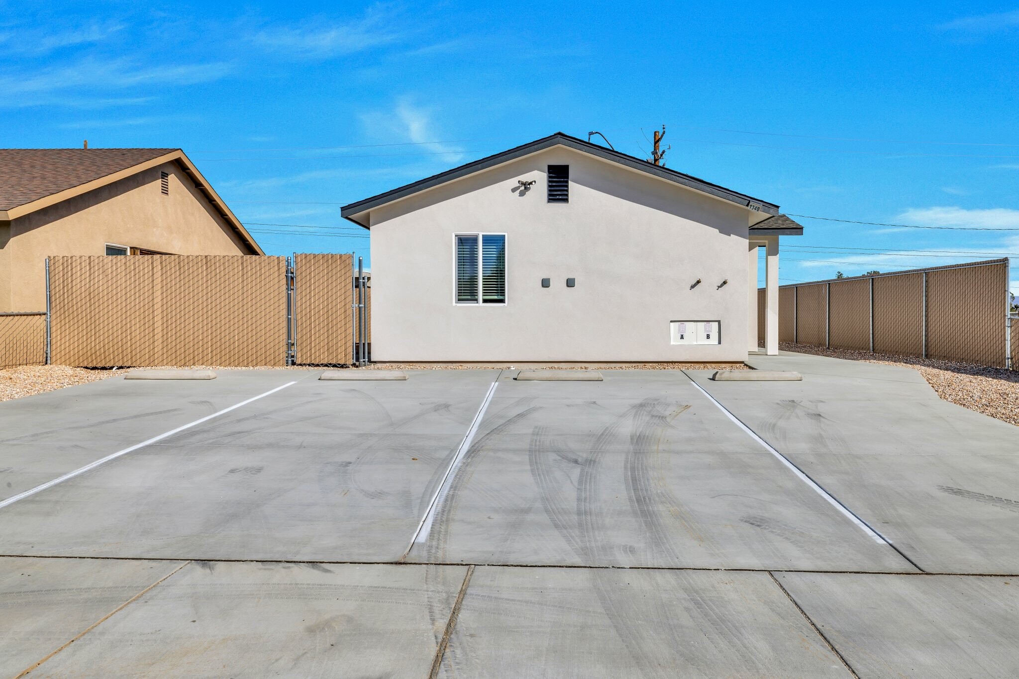 Building Photo - 1340 W Mariposa Ave