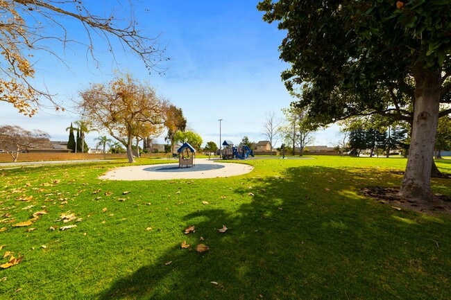 Building Photo - Beautifully maintained Tuscan-style custom home